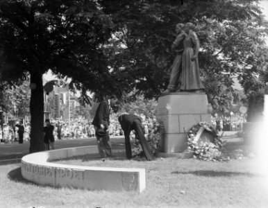 Prins Bernhard legt een krans bij het oorlogsmonument op het Verploegh Chasséple, Bestanddeelnr 904-1200
