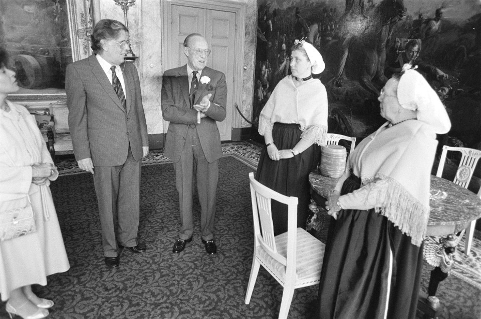 Prins Bernhard krijgt op Paleis Soesdtijk nieuwe haring + cheque voor WNF aangeb, Bestanddeelnr 933-9953