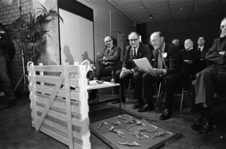 Prins Bernhard heeft officiele opening verricht van nieu haven en vervoerschool , Bestanddeelnr 931-0648