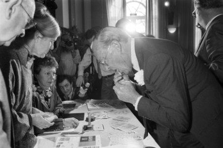 Prins Bernhard likt postzegel bij start actie zomerpostzegels, Bestanddeelnr 934-2152
