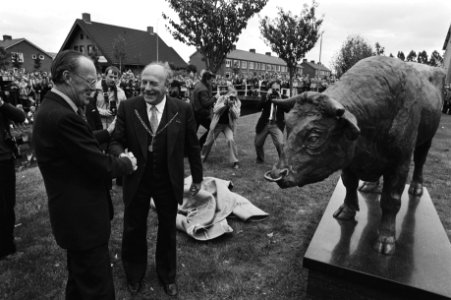 Prins Bernhard heeft in Hoornaar dit bronzen beeld van de beroemde stier Dirk IV, Bestanddeelnr 931-7223