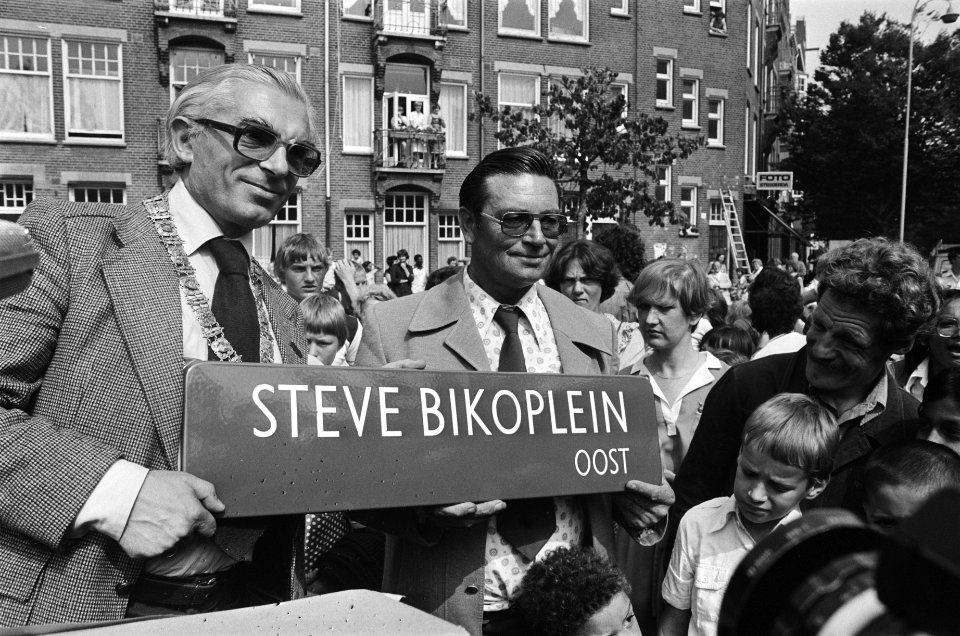 Pretoriusplein in Amsterdam omgedoopt tot Steve Bikoplei (tng gedode Zuidafri, Bestanddeelnr 929-8663