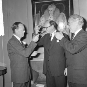 Prins Bernhard ere-luchtmaarschalk RAF, v.l.n.r. Prins Bernhard , Sir Peter Garr, Bestanddeelnr 917-2646