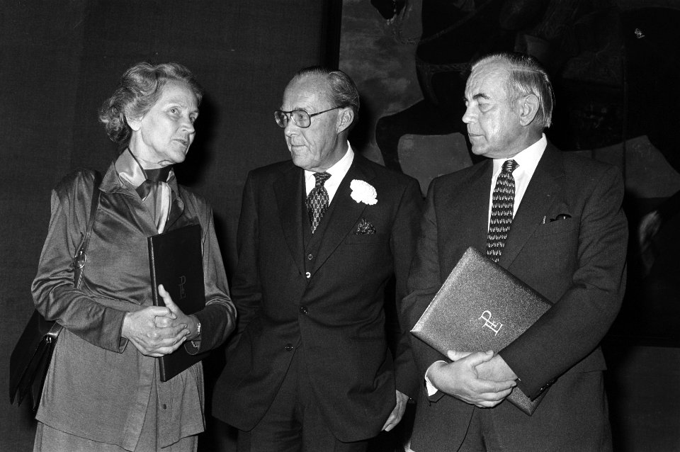 Prins Bernhard met dr. Marion Gravin Dönhoff (l) en dr. Fred Luchsinger (r), Bestanddeelnr 930-4496