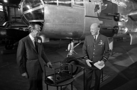 Prins Bernhard geeft B25 Mitchell bommenwerper aan luchtmachtmuseum Soesterberg, Bestanddeelnr 925-0705