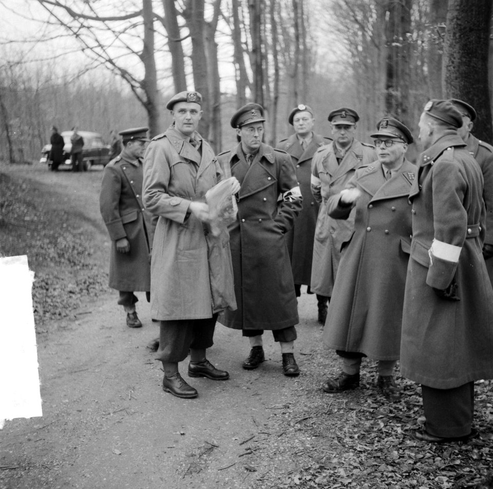 Prins Bernhard met Generaal Majoor A.T.C. Opsomer bij legeroefening op de Veluwe, Bestanddeelnr 904-4745
