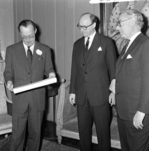 Prins Bernhard ere-luchtmaarschalk RAF, v.l.n.r. Prins Bernhard , Sir Peter Garr, Bestanddeelnr 917-2648
