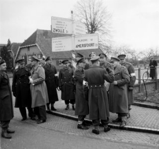 Prins Bernhard met Generaal Majoor A.T.C. Opsomer bij legeroefening op de Veluwe, Bestanddeelnr 904-4749
