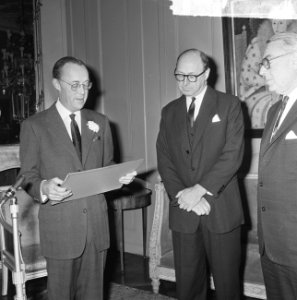 Prins Bernhard ere-luchtmaarschalk RAF, v.l.n.r. Prins Bernhard , Sir Peter Garr, Bestanddeelnr 917-2645