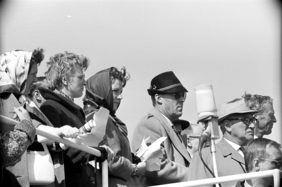 Prins Bernhard en Prinses Irene op tribune, Bestanddeelnr 912-5051