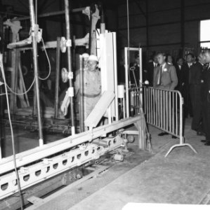 Prins Bernhard Glasfabriek De Maas te Tiel geopend, per treintje over het enor, Bestanddeelnr 916-5211