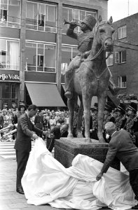 Prins Bernhard onthult een standbeeld van een Gele Rijder te Arnhem, Bestanddeelnr 915-3374