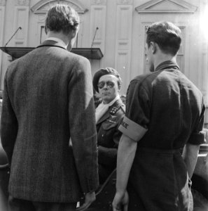 Prins Bernhard met enkele leden van de Binnenlandse Strijdkrachten, Bestanddeelnr 900-2492