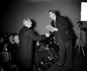 Prijs kunstenaarsverzet voor Mari Andriessen en Gerard Diels Bert Schierbeek (r, Bestanddeelnr 907-6008