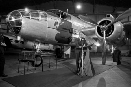 Prins Bernhard geeft B25 Mitchell bommenwerper aan luchtmachtmuseum Soesterberg,, Bestanddeelnr 925-0702