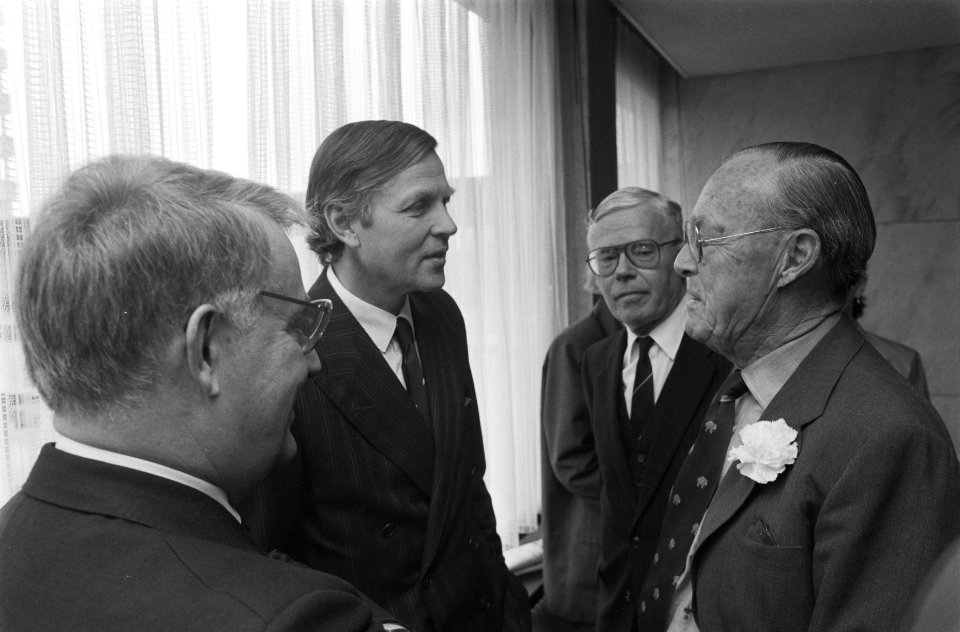 Prins Bernhard in gesprek met l. P. Fentener van Vlissingen (president-directeur, Bestanddeelnr 934-4348