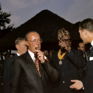 Prins Bernhard in Zaire met President Moboetoe, Bestanddeelnr 254-9345