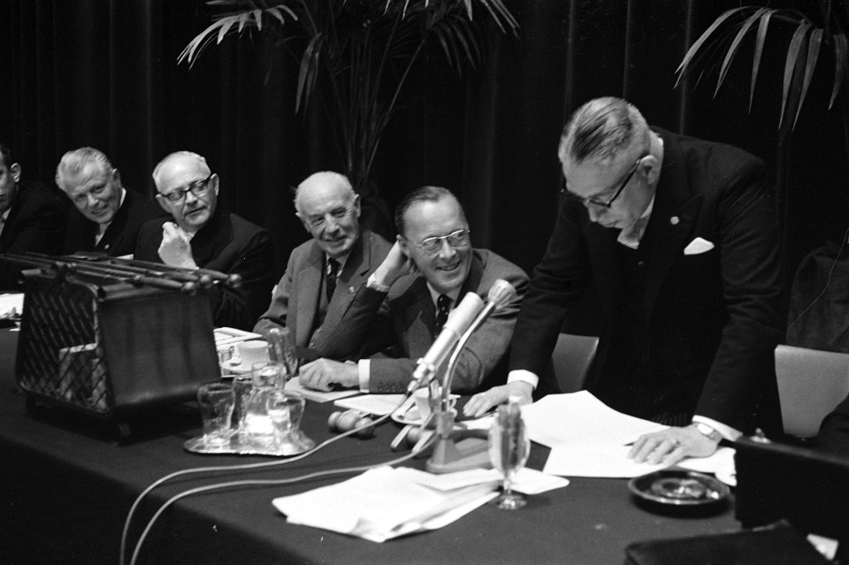 Prins Bernhard jubileumcongres van de metaalunie in Bellevue bijgewoond. V.l.n.r, Bestanddeelnr 915-2562