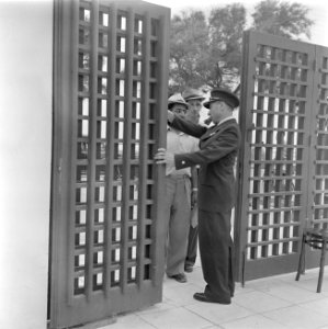 Portier van de Knesseth in Tel Aviv bij het toegangshek, Bestanddeelnr 255-1328