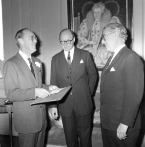 Prins Bernhard ere-luchtmaarschalk RAF, v.l.n.r. Prins Bernhard , Sir Peter Garr, Bestanddeelnr 917-2649