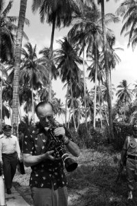 Prins Bernhard met zijn filmcamera, Bestanddeelnr 929-0523