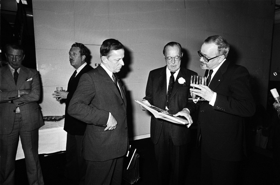Prijsuitreiking World Press Photo door Prins Bernhard aan Leslie Hammond Prins, Bestanddeelnr 929-6572