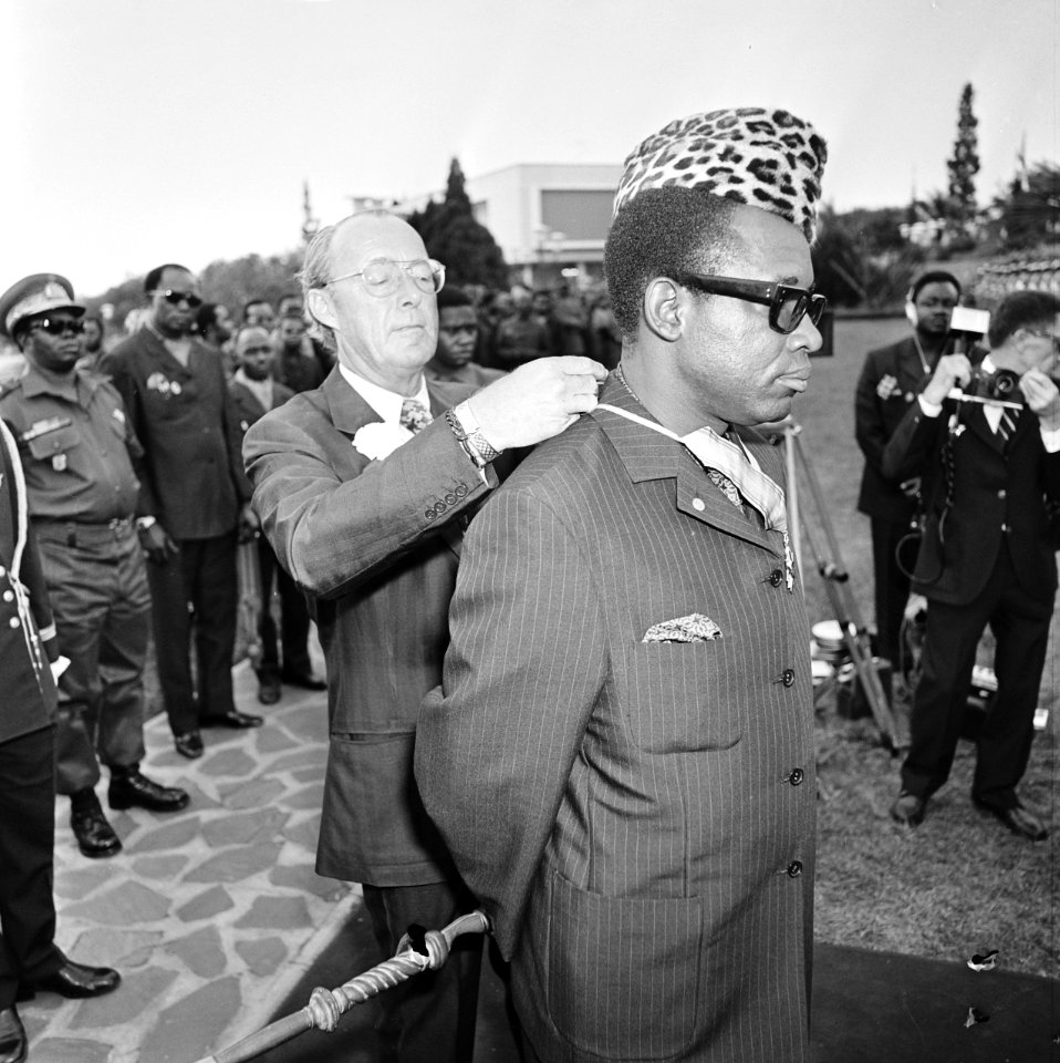Prins Bernhard in Zaire (voorheen Belgisch Congo), Prins Bernhard reikt Presiden, Bestanddeelnr 926-6031