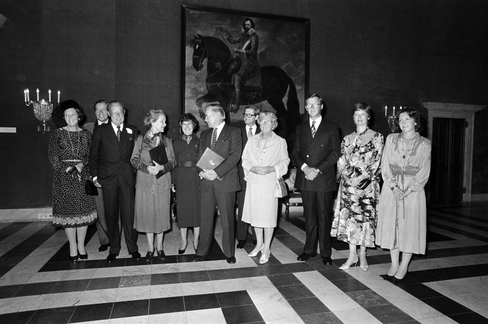 Prins Bernhard met dr. Marion Gravin Dönhoff, links naast de koningin dr. Fred…, Bestanddeelnr 930-4495