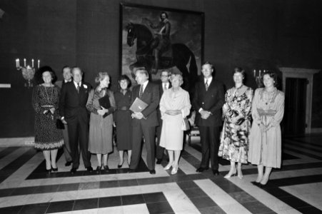 Prins Bernhard met dr. Marion Gravin Dönhoff, links naast de koningin dr. Fred…, Bestanddeelnr 930-4495