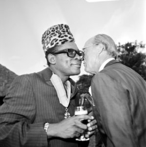 Prins Bernhard in Zaire (voorheen Belgisch Congo), Bernhard en Mobutu in gesprek, Bestanddeelnr 926-6034