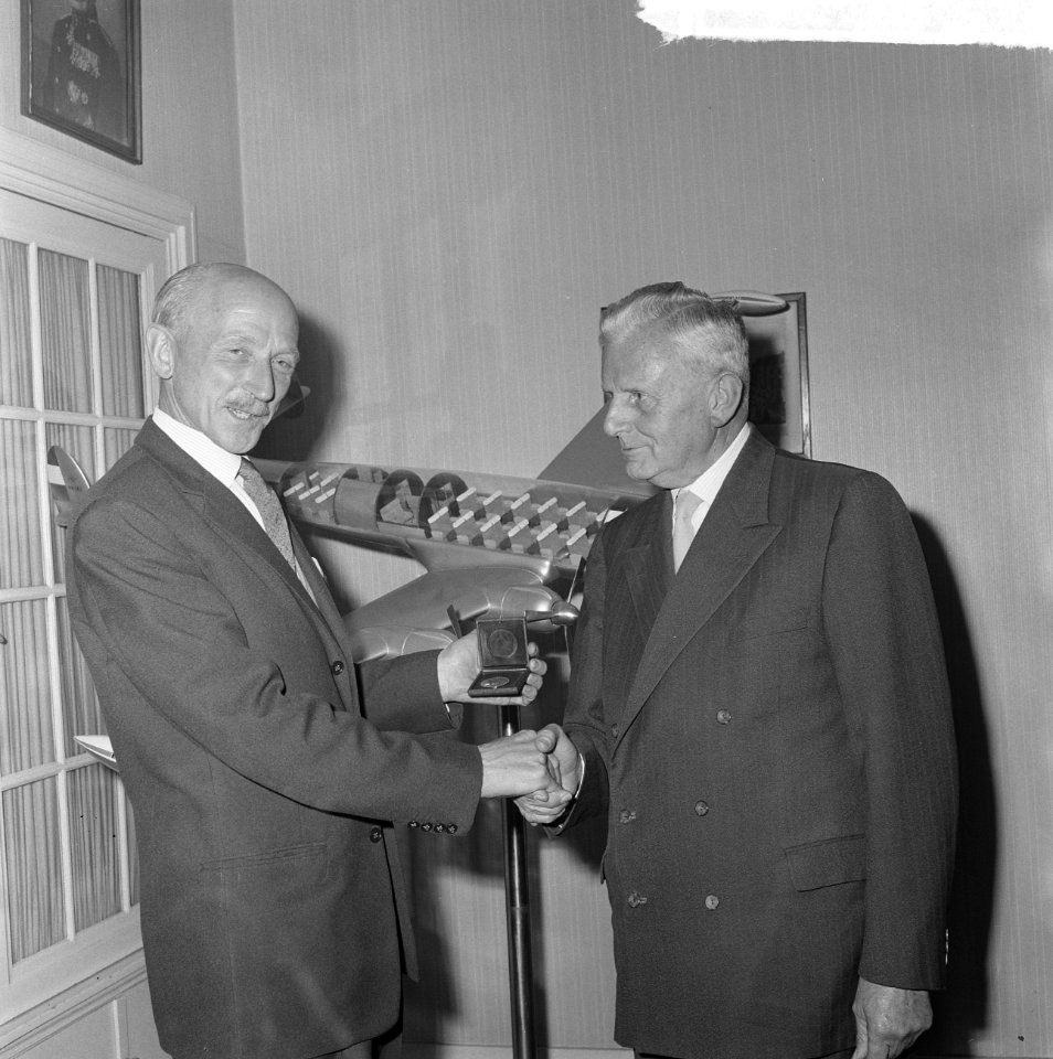 Prijs Luchtvaartjournalistiek uitgereikt aan dhr Henri Hegener te Den Haag Gen, Bestanddeelnr 915-7264