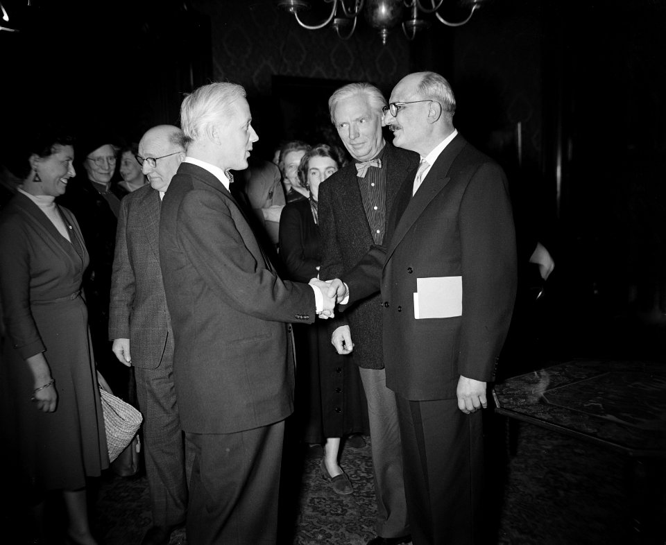 Prijs kunstenaarsverzet voor Mari Andriessen en Gerard Diels (rechts), Bestanddeelnr 907-6006
