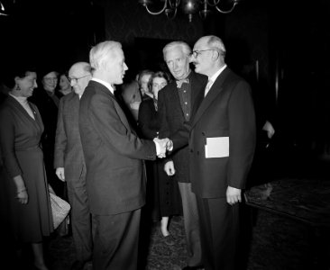 Prijs kunstenaarsverzet voor Mari Andriessen en Gerard Diels (rechts), Bestanddeelnr 907-6006