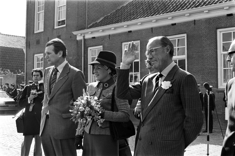 Prins Bernhard en prinses Margriet maken een rondgang over de manifestatie, Bestanddeelnr 929-1055