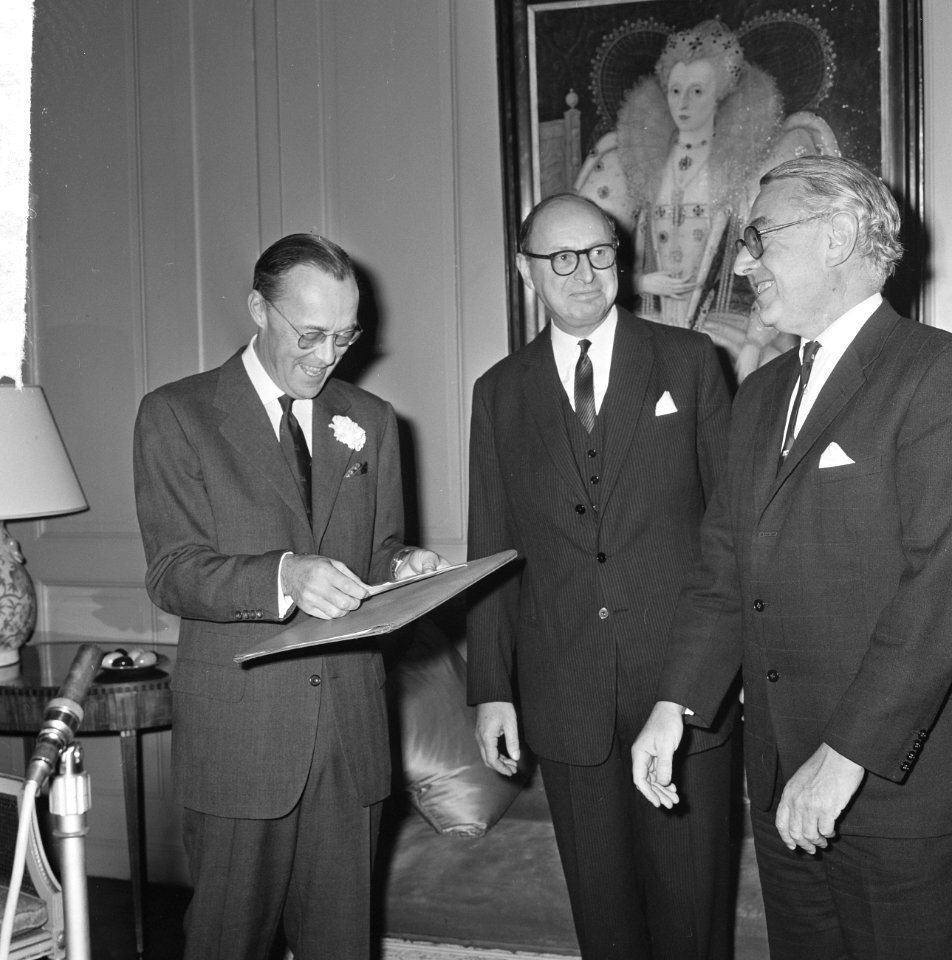 Prins Bernhard ere-luchtmaarschalk RAF, v.l.n.r. Prins Bernhard , Sir Peter Garr, Bestanddeelnr 917-2647