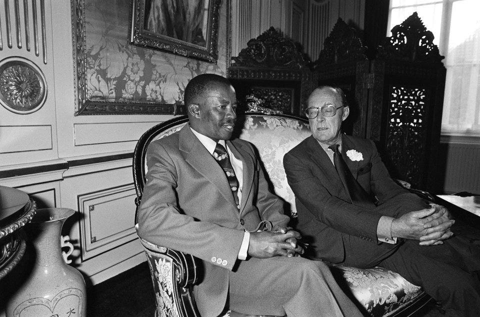 Prins Bernhard heeft in Paleis Lange Voorhout Den Haag Z. E. dr. Q. K. J. Masire, Bestanddeelnr 931-1047