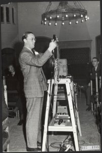 Prins Bernhard heeft in de Rolzaal in Den Haag zijn in Zuid-Amerika opgenomen fi, Bestanddeelnr 015-1385