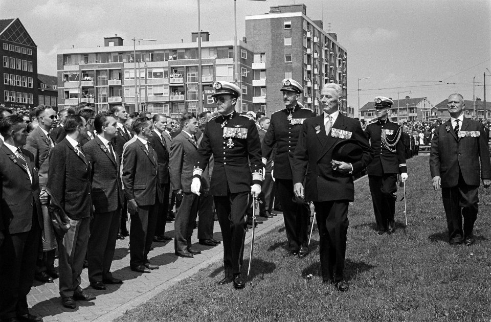 Prins Bernhard heeft op het Oostplein in Rotterdam het Mariniersmonument onthuld, Bestanddeelnr 915-3364