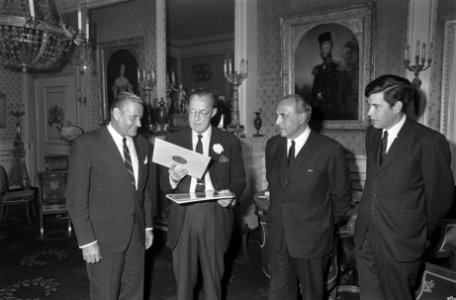 Prins Bernhard lp in ontvangst genomen op Paleis Soestdijk Bericht aan de leven, Bestanddeelnr 921-3495