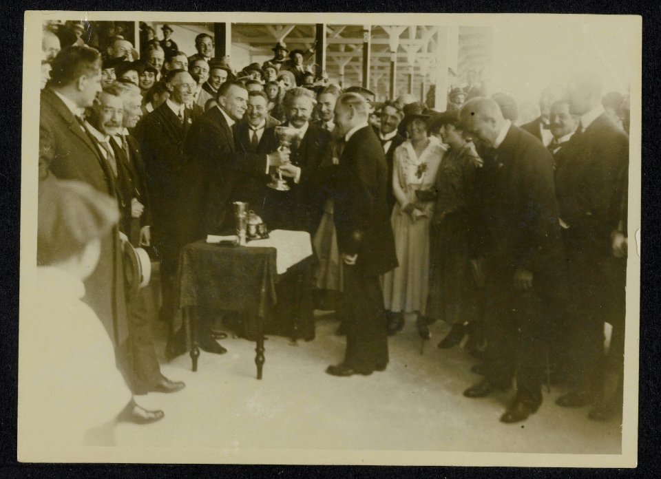 Prijsuitreiking, overhandiging van een beker aan een overwinnaar, Bestanddeelnr 158-1281