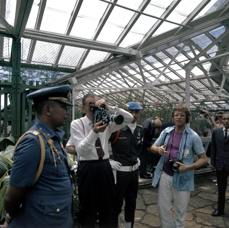 Prins Bernhard filmt in de plantentuin van Bogor. Rechts fotograaf Peter Zonneve, Bestanddeelnr 254-9050