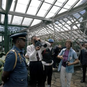 Prins Bernhard filmt in de plantentuin van Bogor. Rechts fotograaf Peter Zonneve, Bestanddeelnr 254-9050