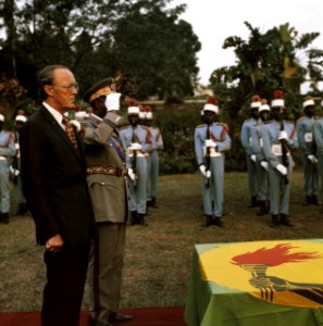 Prins Bernhard in Zaire met President Moboetoe Prins Bernhard inspecteert erew, Bestanddeelnr 254-9347