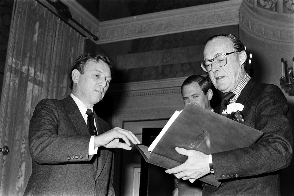 Prins Bernhard maakt opbrengst bekende Aktie Eendracht 76 , PB is beschermheer, Bestanddeelnr 928-9783