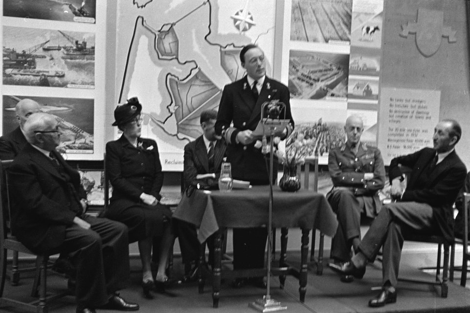 Prins Bernhard houdt een toespraak bij de opening van de Nederlandse tentoonstel, Bestanddeelnr 935-2033