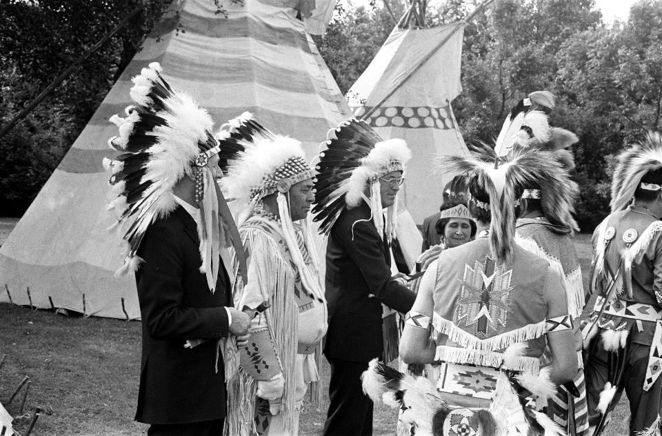 Prins Bernhard met de hoofdtooi bij indianen, Bestanddeelnr 922-5482
