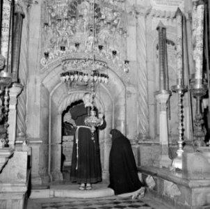 Priester en gelovige in de Heilige Grafkerk, Bestanddeelnr 255-5221
