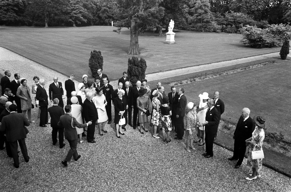 Prins Bernhard met leden van de Johanniter Orde in Nederland, in de tuin van Pal, Bestanddeelnr 922-5771