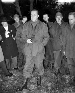 Prins Bernhard leidt legeroefening Alarm I op de Veluwe Prins Bernhard houdt per, Bestanddeelnr 910-8750