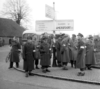 Prins Bernhard met Generaal Majoor A.T.C. Opsomer bij legeroefening op de Veluwe, Bestanddeelnr 904-4748